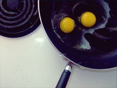 Hur inkubera äggen i en elektrisk stekpanna. Börja värma pannan.